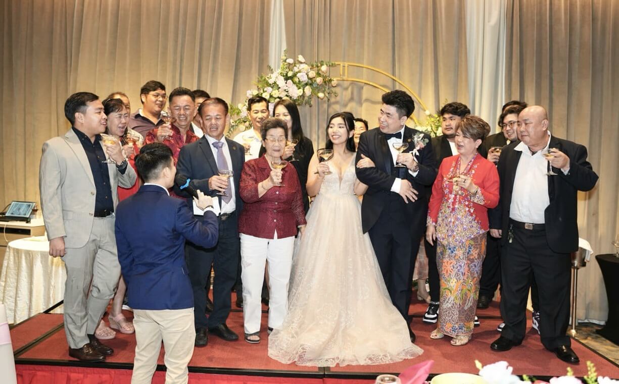 Emcee Bean at a wedding banquet